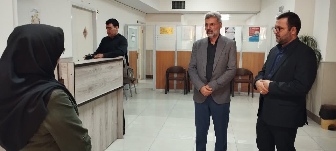 بازدید مدیر کل کمیته امداد استان مرکزی از مجتمع درمانی ونمایشگاه جهاد دانشگاهی