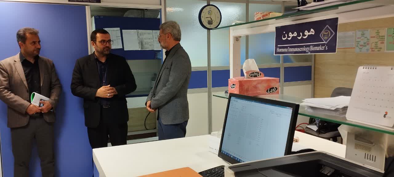 بازدید مدیر کل کمیته امداد استان مرکزی از مجتمع درمانی ونمایشگاه جهاد دانشگاهی