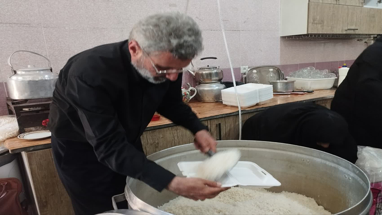 تعداد 220 آشپزخانه اطعام و احسان حسینی بهمنظور تهیه و طبخ غذای گرم در ایام ماه محرم دایراست.