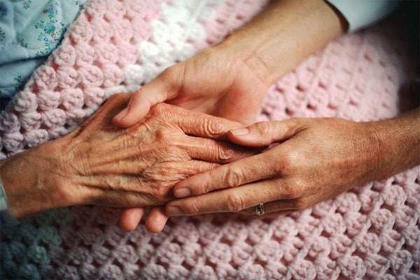 حمایت ویژه کمیته امداد استان مرکزی از ۴۳۸ سالمند نیازمند